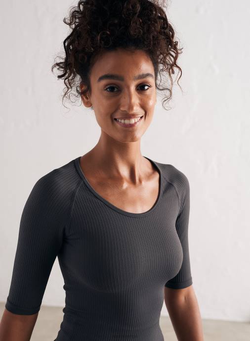 kvinnor AIM'N skugggrå ribbad sömlös scoop neck kort ärm Kläder NBT4387